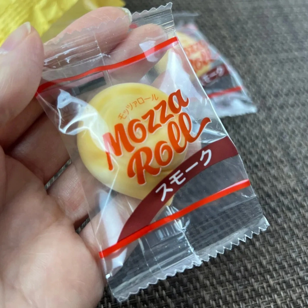 コストコで人気のモッツァロールスモークを手に持ってサイズ感がわかる写真
