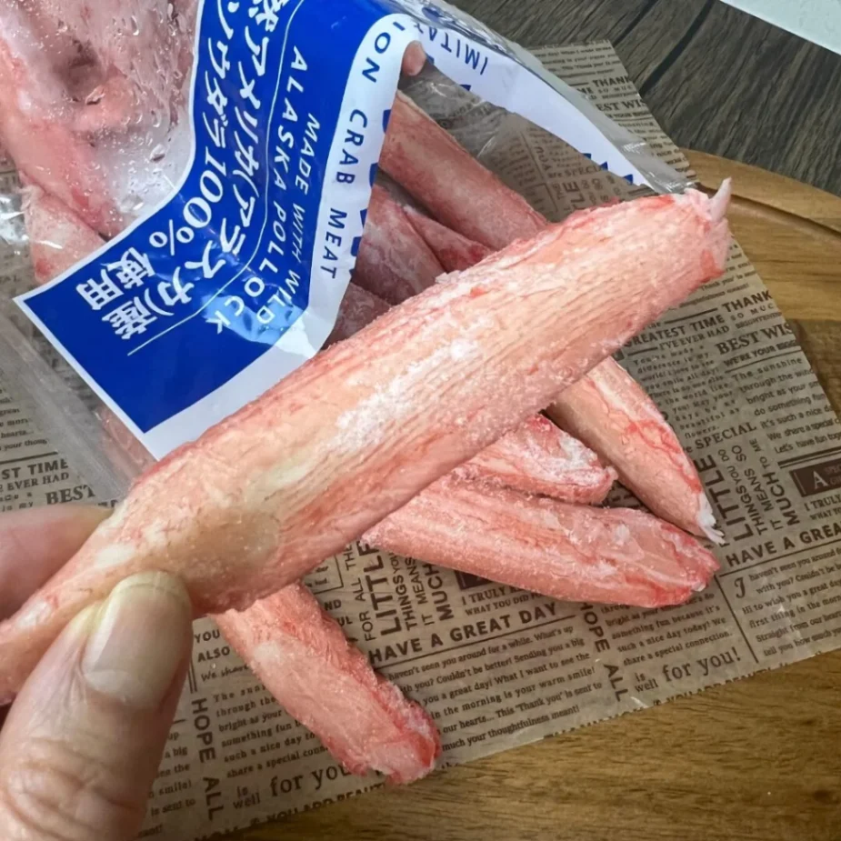 コストコのスケソウダラのすり身スティックを手に持って大きさを紹介している写真