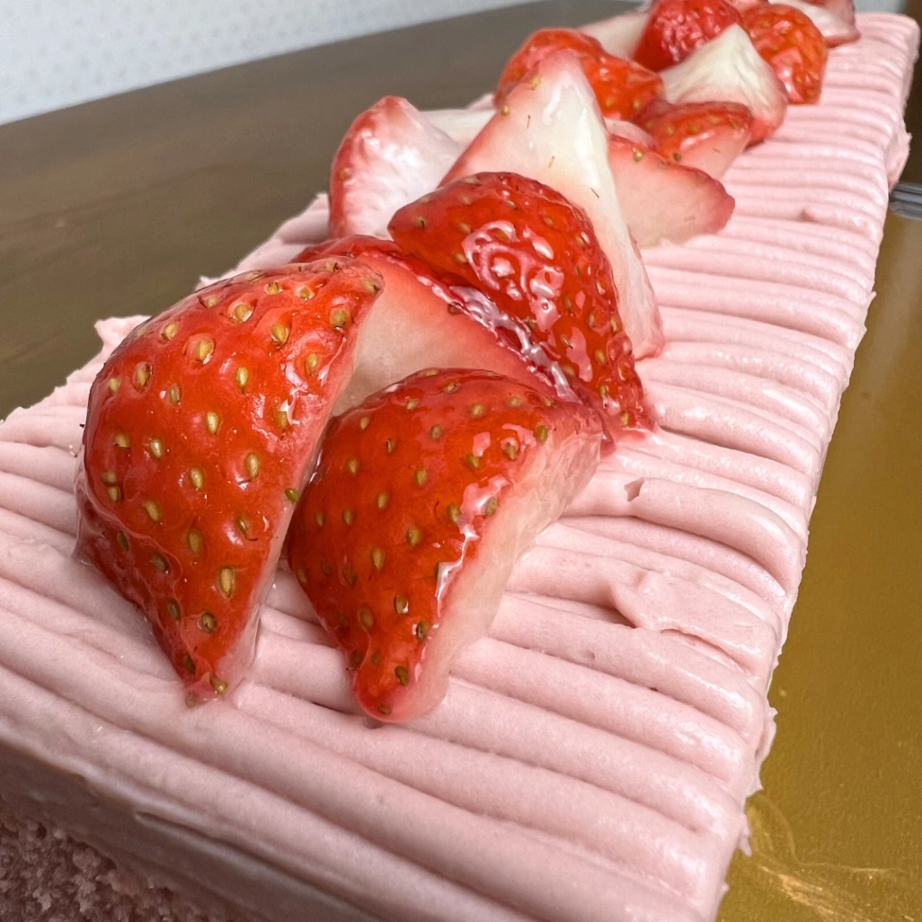 コストコのスプリングバーケーキ上部のいちごトッピングとピンククリームのアップ写真