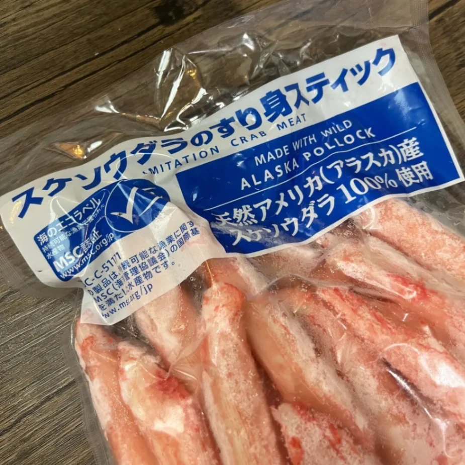 コストコのトライデントシーフードジャパン スケソウダラのすり身スティックの中身が見えるパッケージ写真