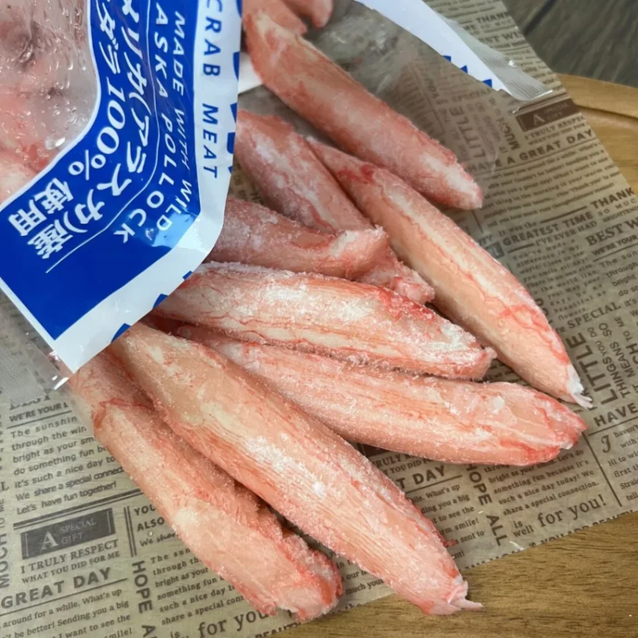 コストコで購入したスケソウダラのすり身スティックを袋から出した様子