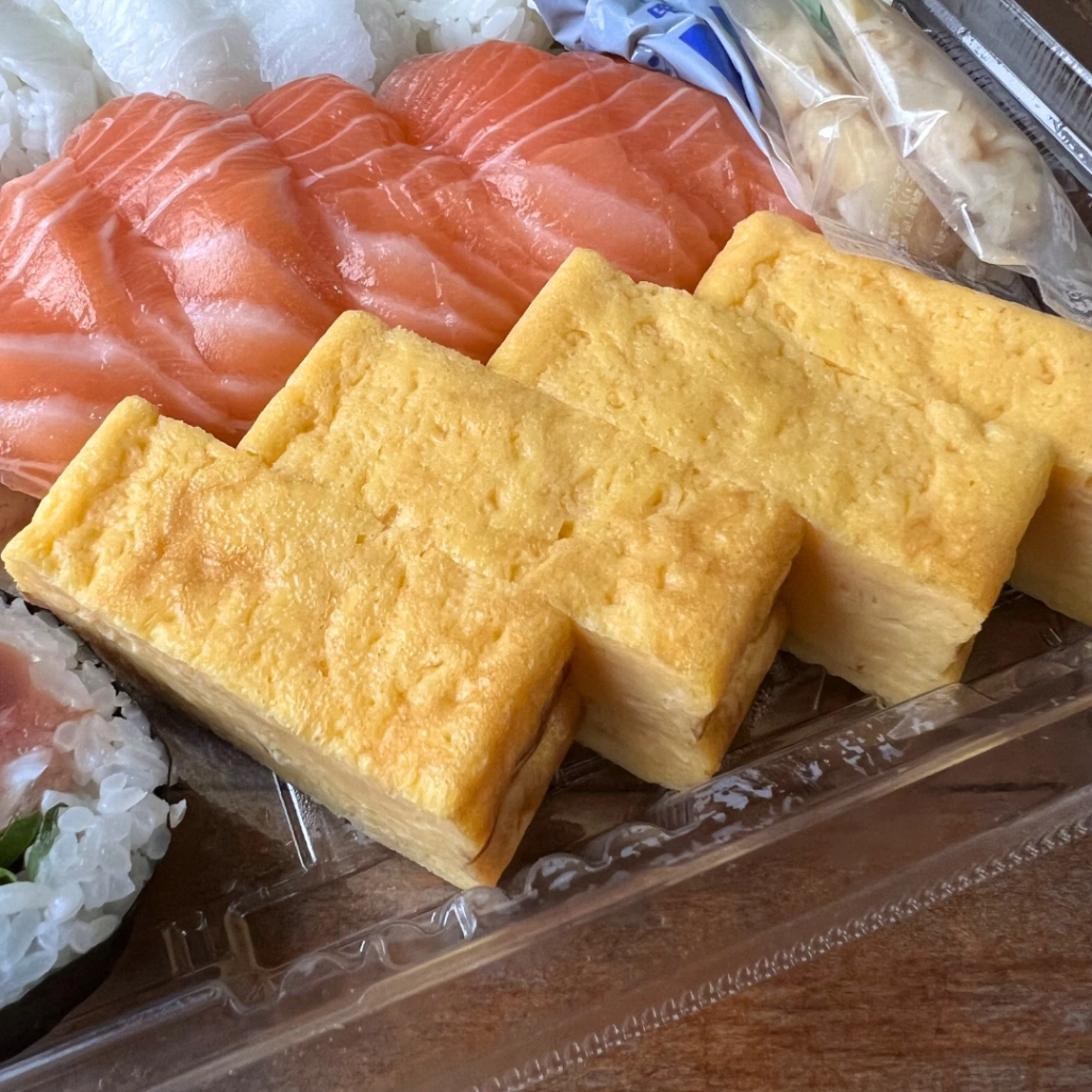 コストコ寿司ファミリー盛48貫(えんがわ入り)厚焼き玉子近影