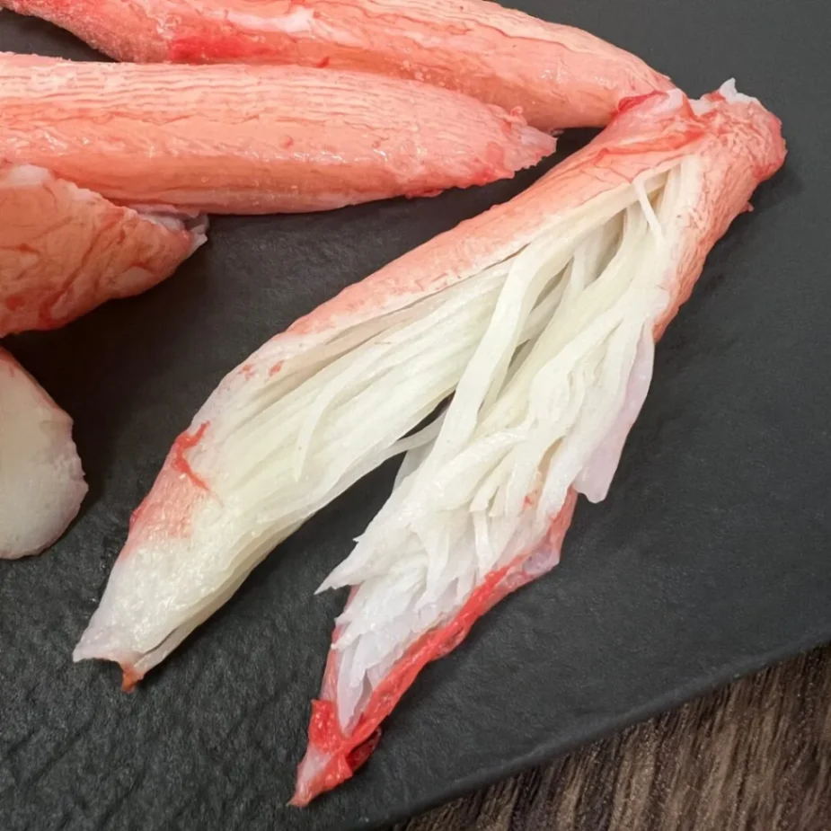 コストコのスケソウダラのすり身スティックの断面写真 白くほぐれる食感がわかる様子