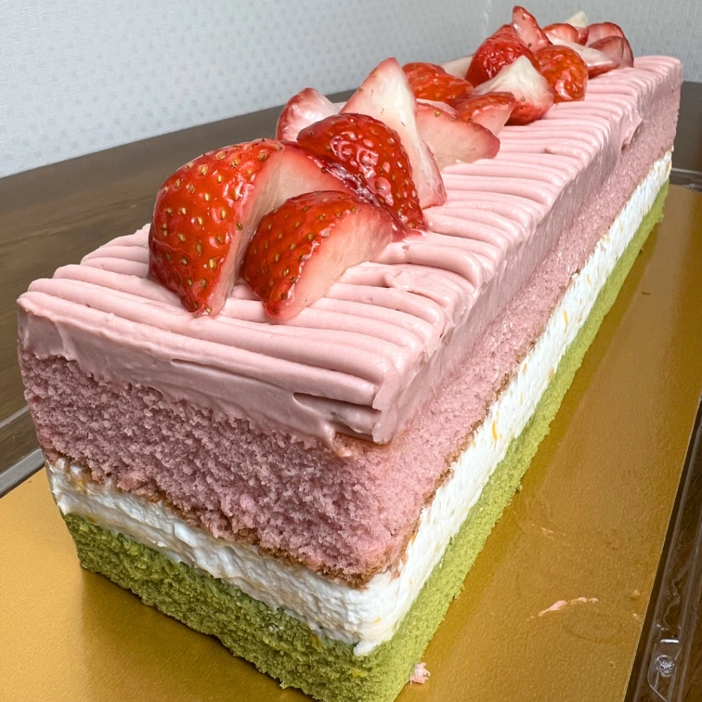 コストコのスプリングバーケーキを斜め前から撮影した写真。いちごと断面が見える