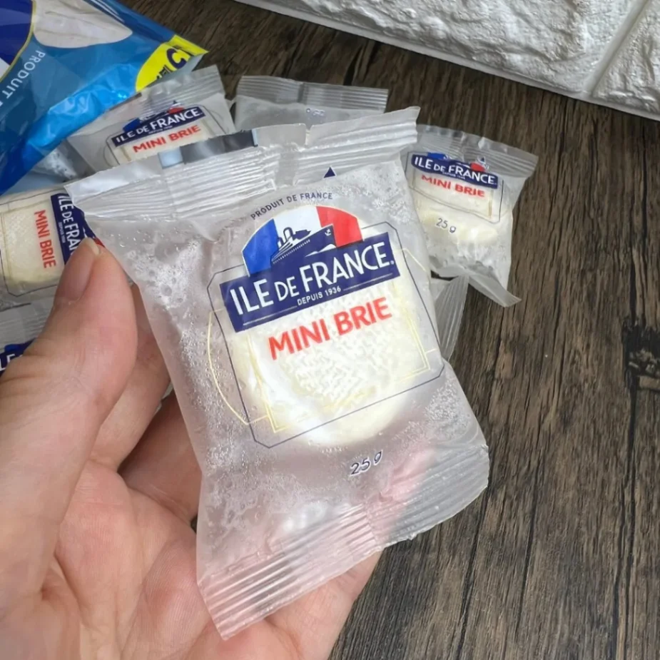 コストコ「ミニブリー」個包装25gを手に持ったサイズ感の写真