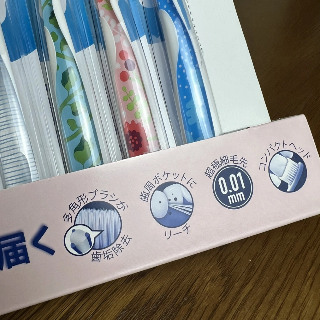 コストコ販売Jordan インディビジュアル ハグキケア 歯ブラシ 8本入りの特徴表示とカラフルな歯ブラシデザインの接写