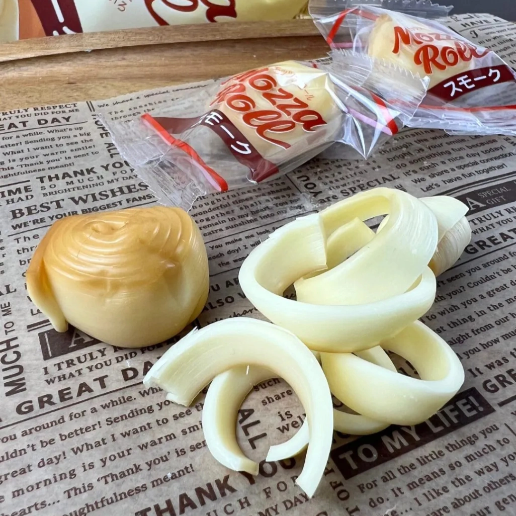 コストコで販売されているモッツァロールスモークをめくって割いた様子がわかる写真