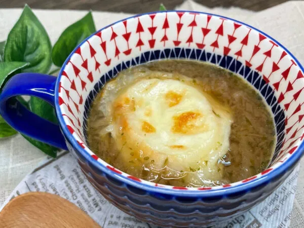 チーズをプラスしたオニオングラタンスープ。こんがりチーズがのったバゲットをマグカップで楽しむ