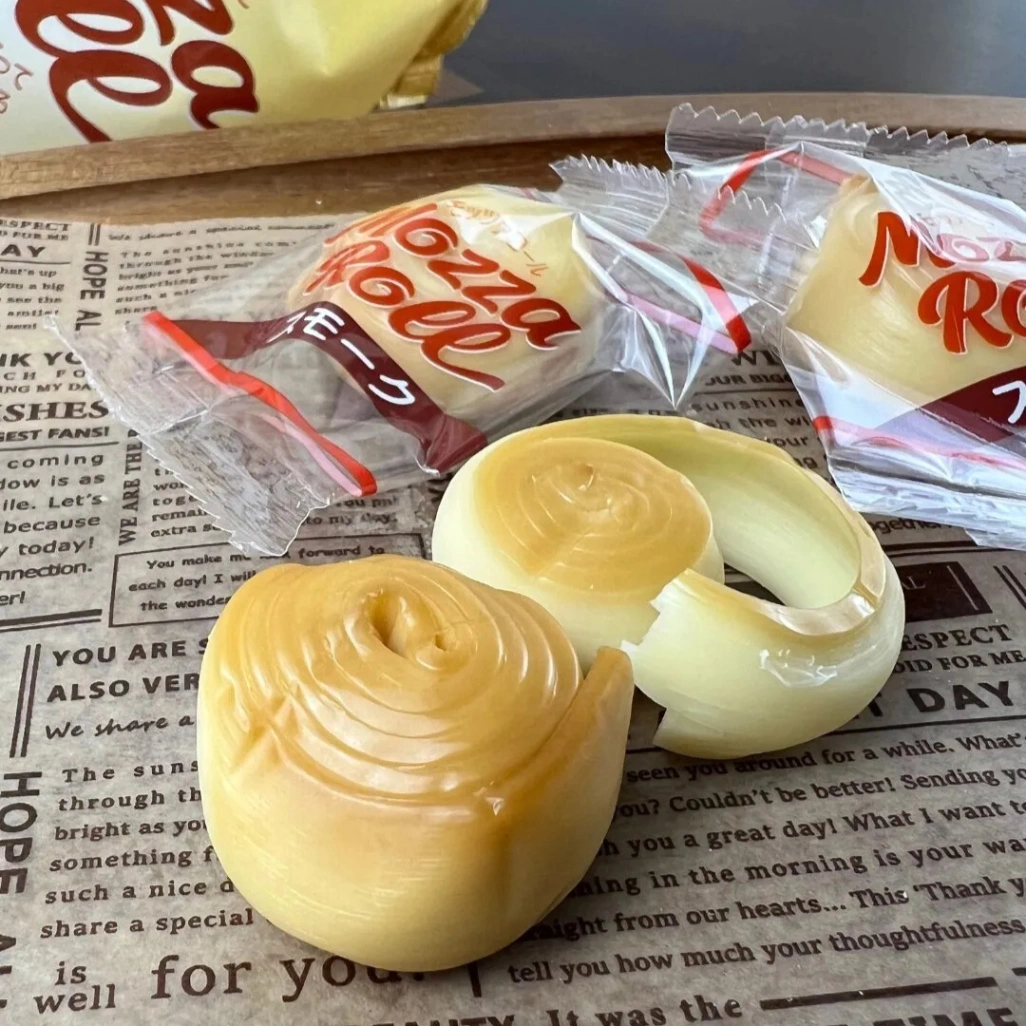 コストコのモッツァロールスモークを開封し、チーズの層や巻き形状がわかる断面写真