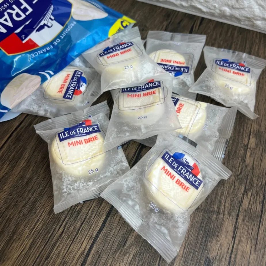 コストコ「ミニブリー」25g個包装が並ぶ様子(袋から出したところ)