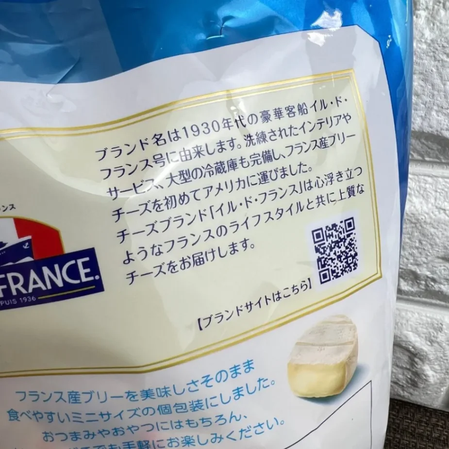 コストコで買えるイル・ド・フランス ミニブリーの裏面説明文とQRコード