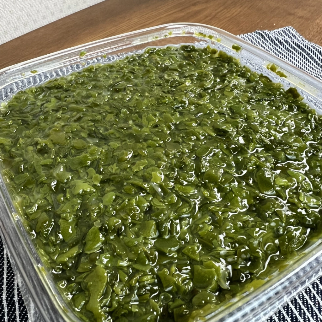 コストコの湯通し刻みめかぶを開封した中身のアップ写真