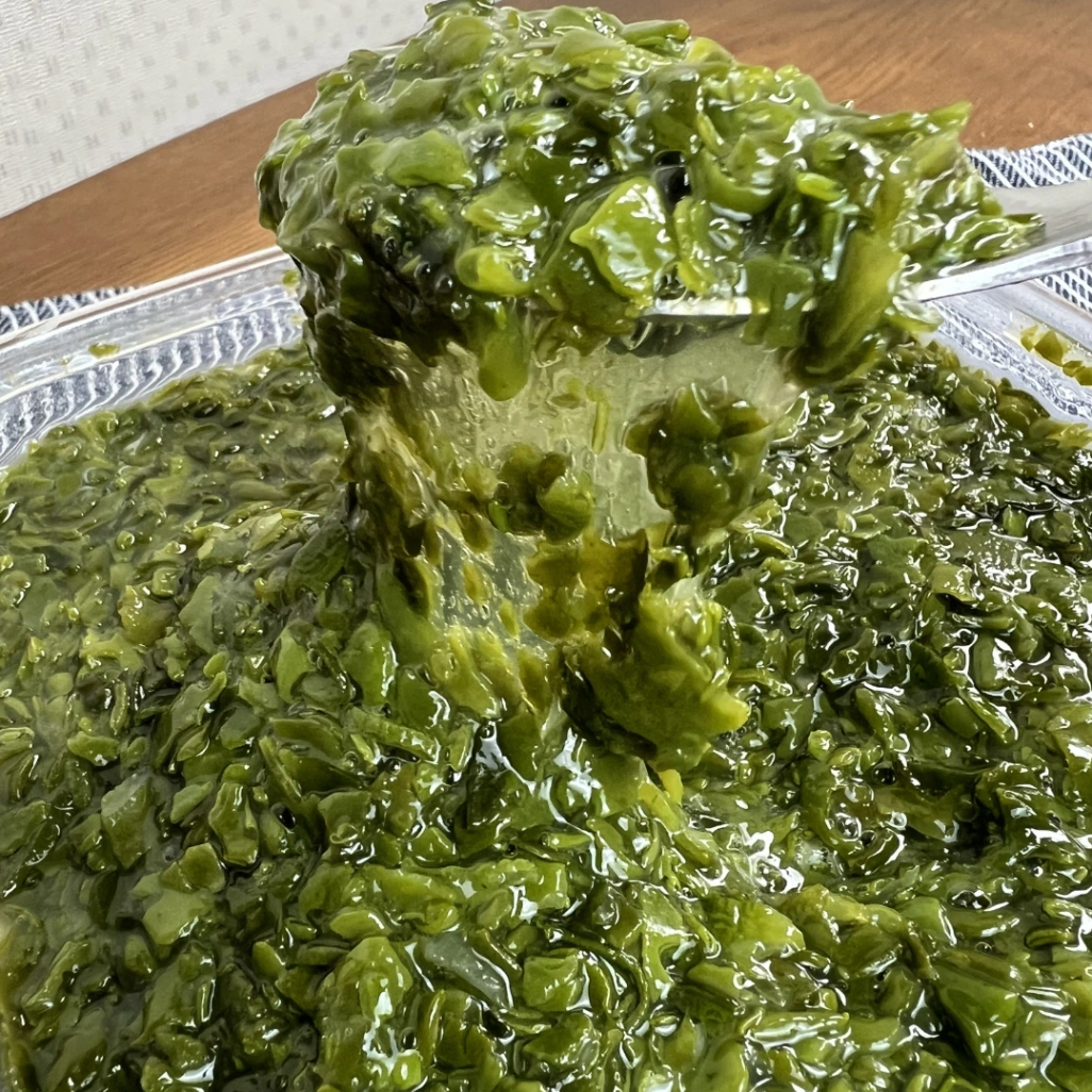 粘りの強いコストコ湯通し刻みめかぶをスプーンですくった食感がわかる写真