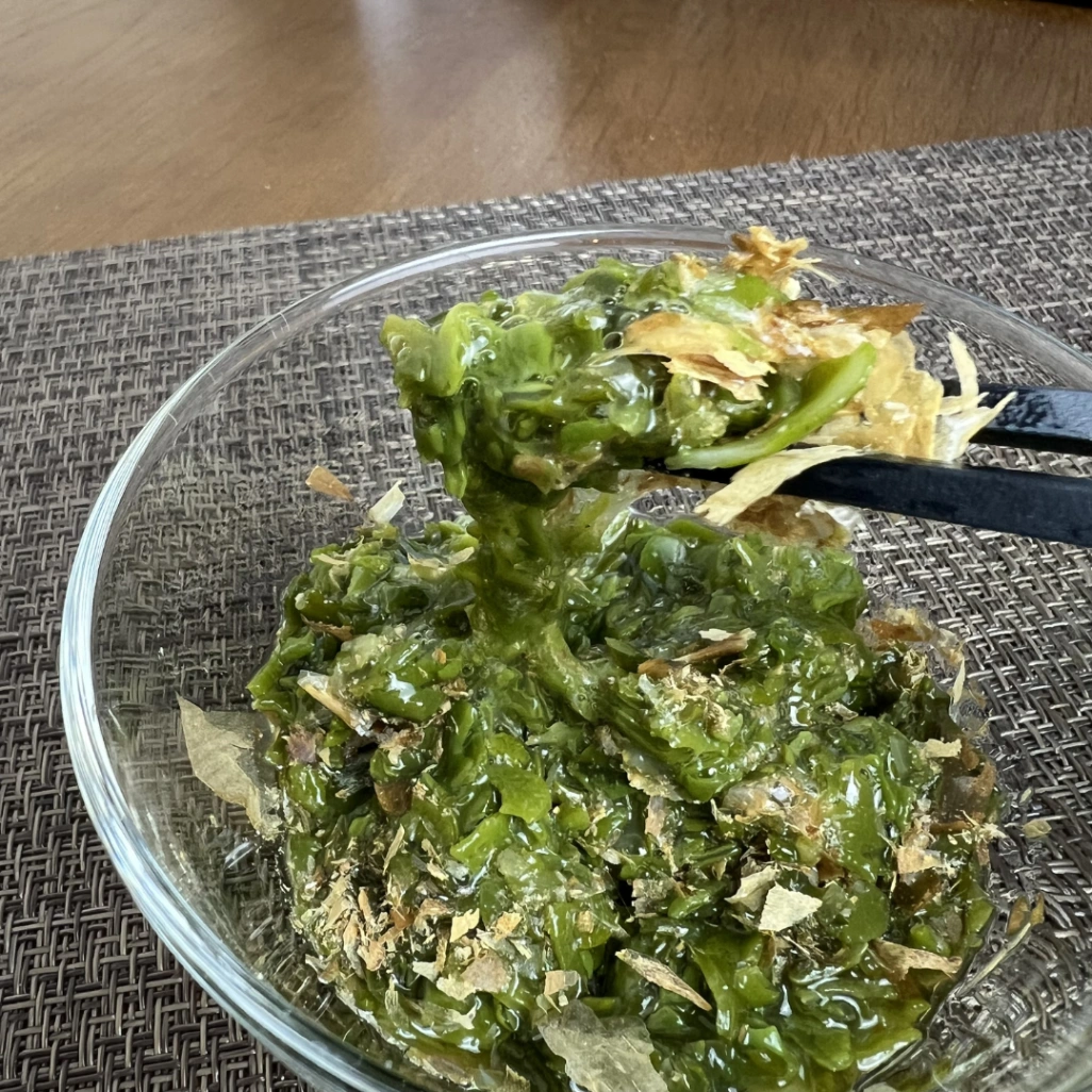 コストコの湯通し刻みめかぶを器に盛り、かつお節をのせたアレンジ写真