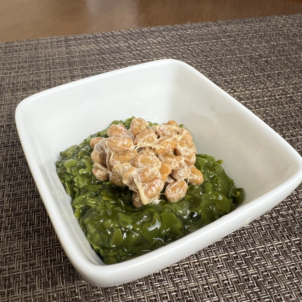 コストコの湯通し刻みめかぶに納豆を添えた簡単アレンジレシピ写真