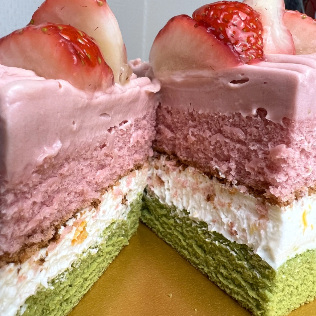 コストコのスプリングバーケーキをカットした断面写真。クリームとスポンジの質感がわかる