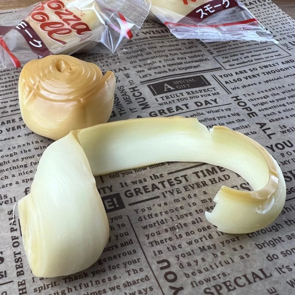 コストコで販売されているモッツァロールスモークをめくって伸ばした様子がわかる写真