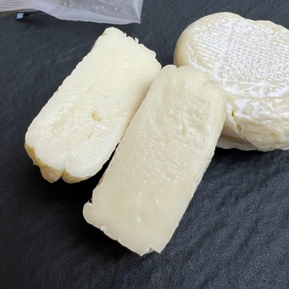 コストコ「ミニブリー」スライスした断面アップ(中がクリーミー)