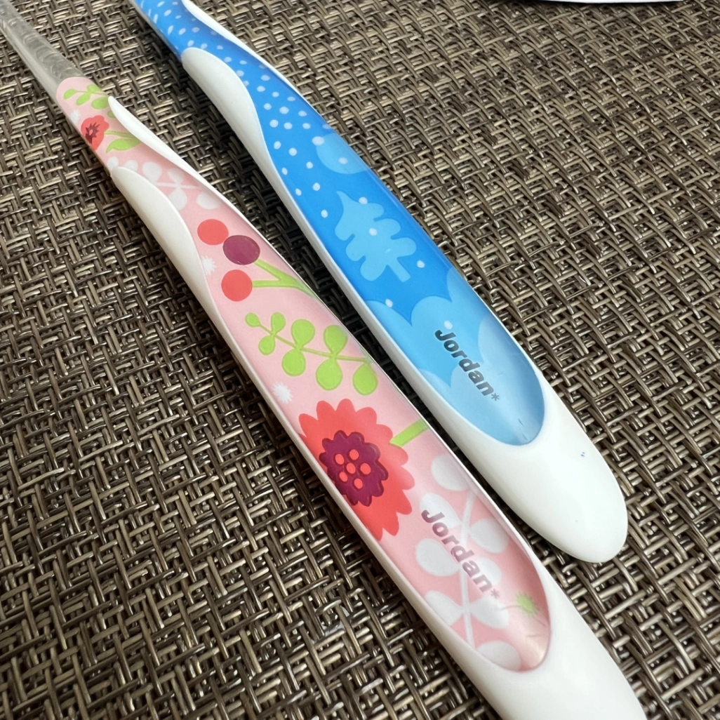 コストコ Jordan インディビジュアル 歯ブラシ 8本入り 花柄とブルー柄のハンドルデザイン比較