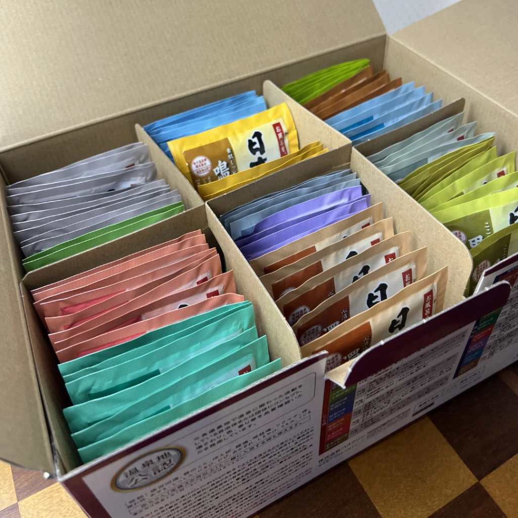 コストコの「バスクリン 日本の名湯」82包入りを開封した様子。15種類の入浴剤が仕切りごとに並んでいる状態