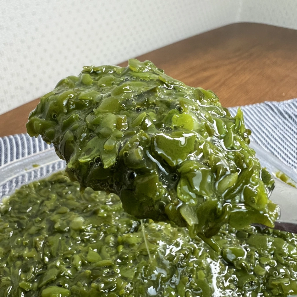 コストコの湯通し刻みめかぶを持ち上げたネバネバ感が伝わる接写画像