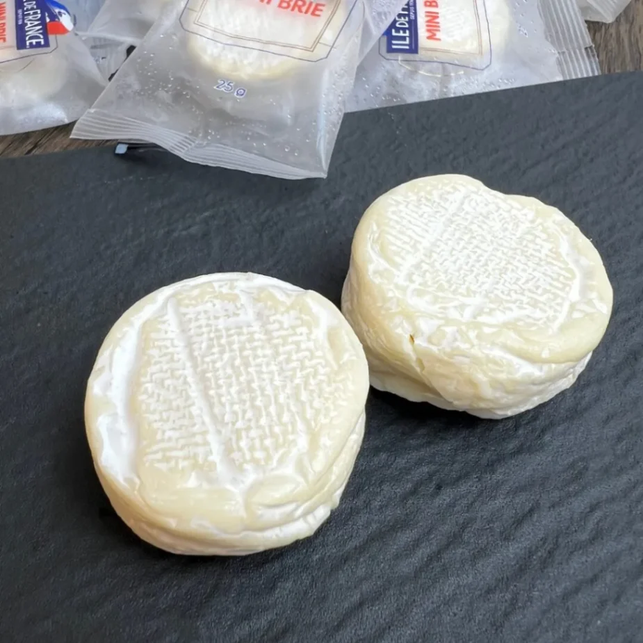 コストコ「ミニブリー」個包装から出したチーズ2個(カット前の外皮)